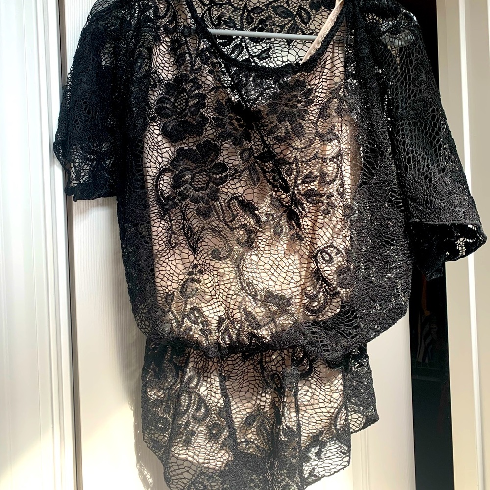 Short sleeve blouse, creme color tank inside